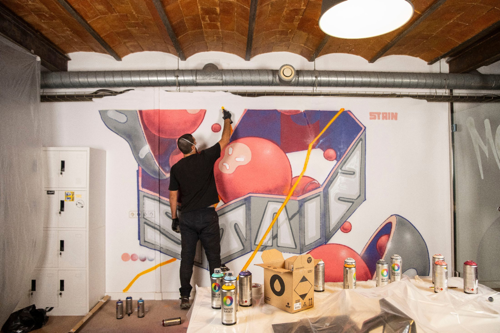 ספריי צבע על בסיס מים, ידידותי לסביבה, בריח מופחת וייבוש מהיר. מתאים לאמנים, גרפיטי, יצירה ועיצוב פנים. כיסוי גבוה, גימור מט וגוונים מדויקים.