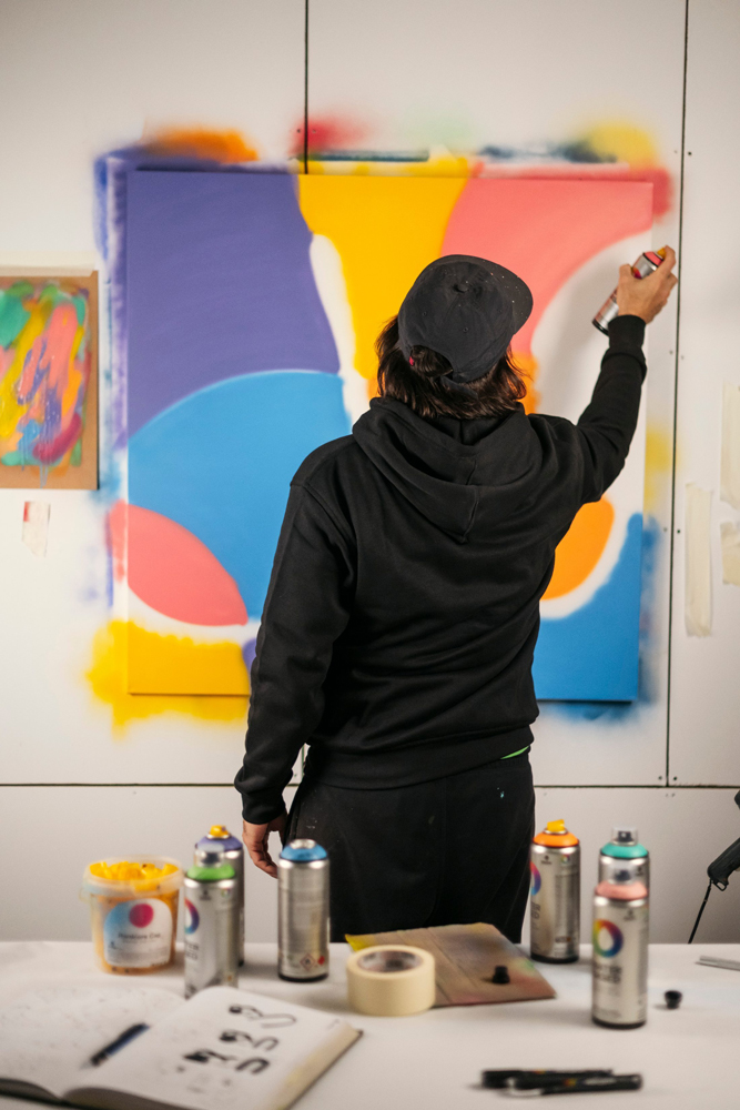 ספריי צבע על בסיס מים, ידידותי לסביבה, בריח מופחת וייבוש מהיר. מתאים לאמנים, גרפיטי, יצירה ועיצוב פנים. כיסוי גבוה, גימור מט וגוונים מדויקים.