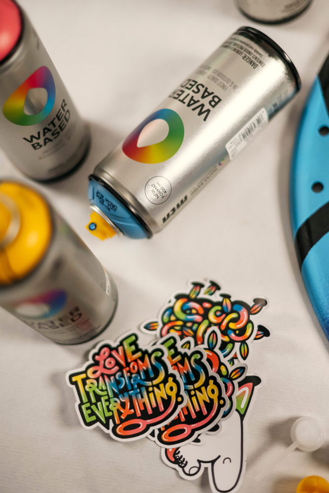 ספריי צבע על בסיס מים, ידידותי לסביבה, בריח מופחת וייבוש מהיר. מתאים לאמנים, גרפיטי, יצירה ועיצוב פנים. כיסוי גבוה, גימור מט וגוונים מדויקים.