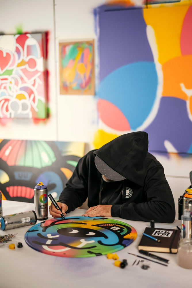 ספריי צבע על בסיס מים, ידידותי לסביבה, בריח מופחת וייבוש מהיר. מתאים לאמנים, גרפיטי, יצירה ועיצוב פנים. כיסוי גבוה, גימור מט וגוונים מדויקים.